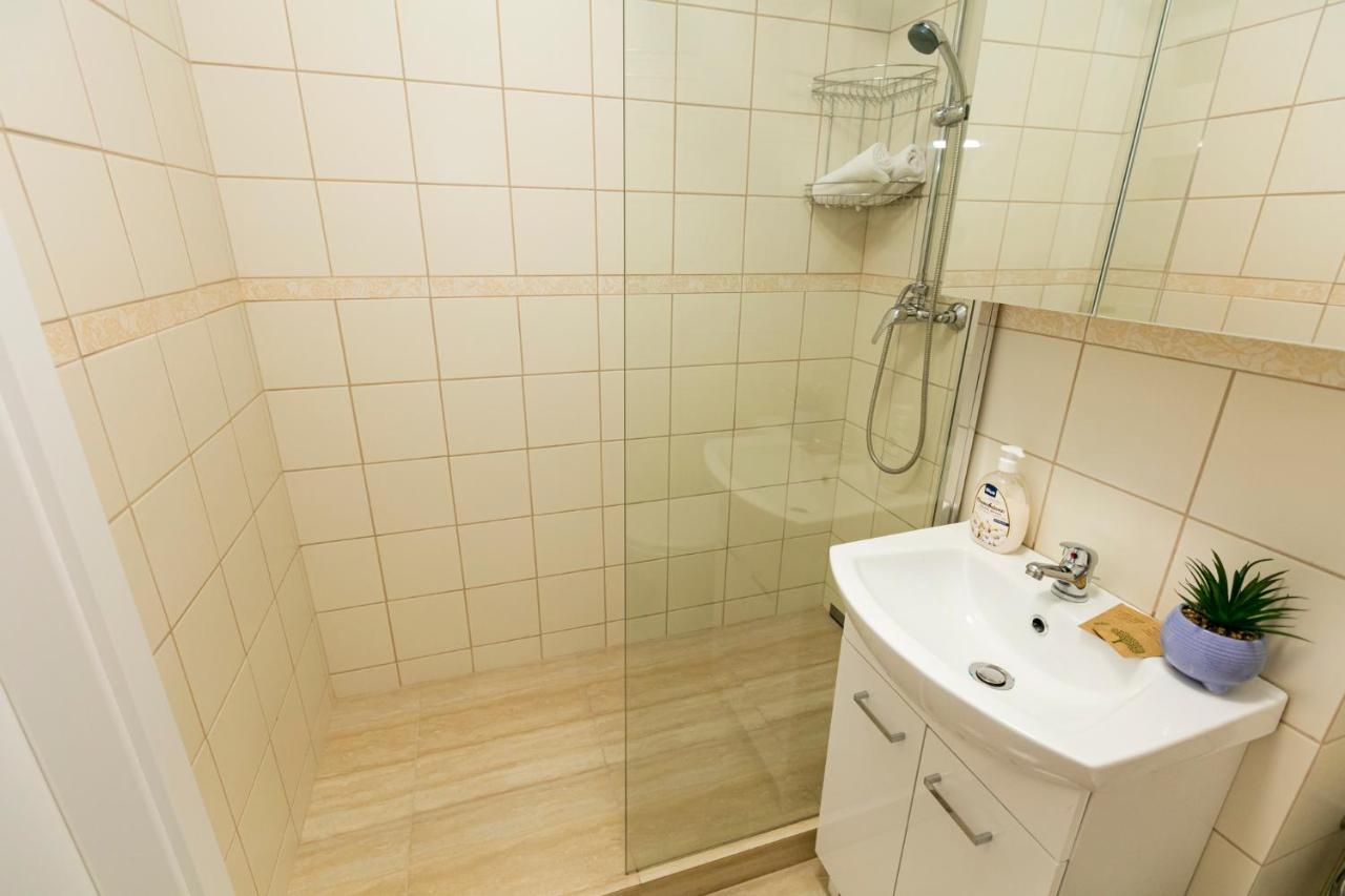 Chmielna Apartment: Central Warsaw with Smart TV and Wi-Fi Exterior photo