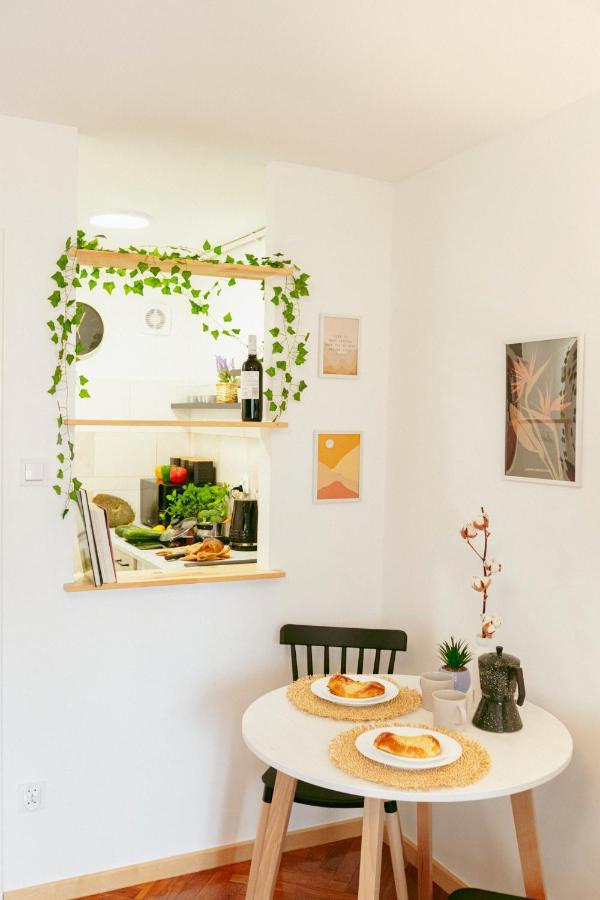 Chmielna Apartment: Central Warsaw with Smart TV and Wi-Fi Exterior photo